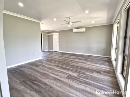 Beautifully Renovated Three Bedroom Family Home in Leumeah for Lease! - Photo 2