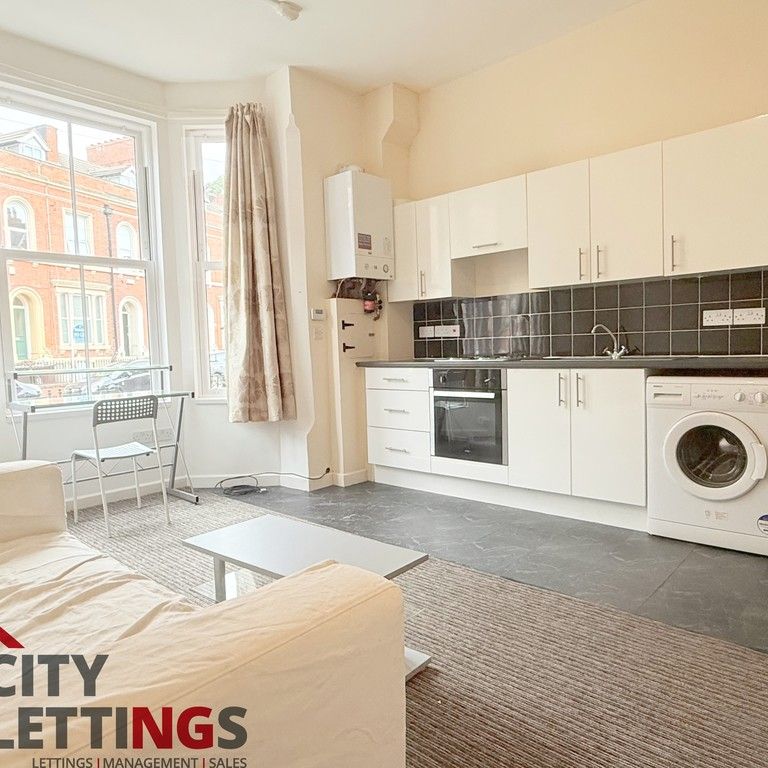 1 Bedroom Ground Floor Flat - Photo 1
