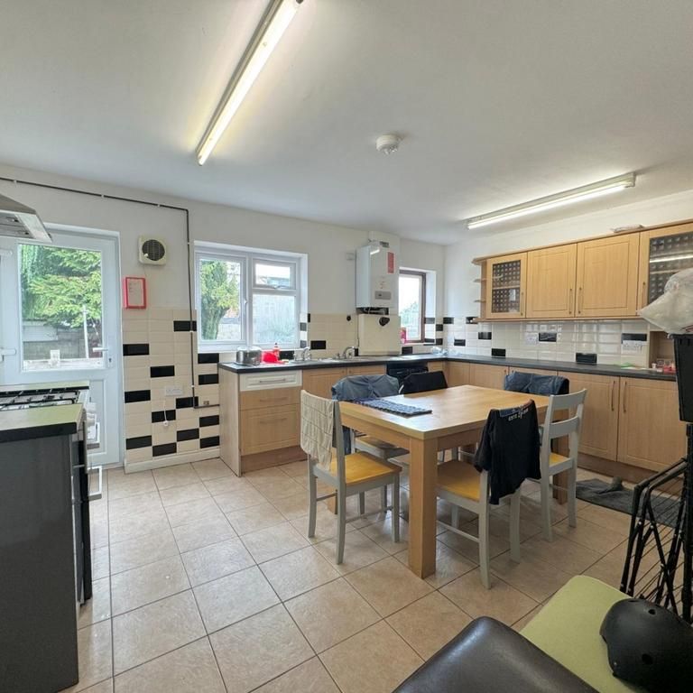 6 bedroom semi-detached house to rent - Photo 1