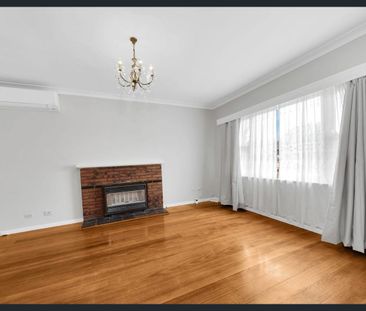 Character in perfect location! - Photo 1