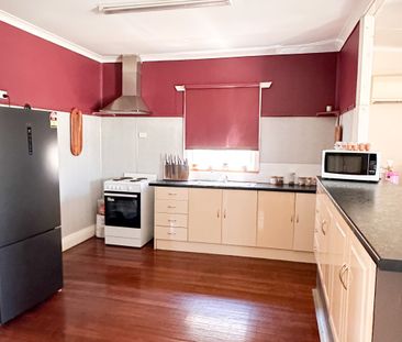 Modern furnished character home - Photo 5