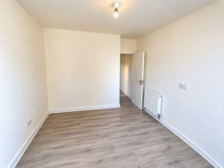 2 Bed Flat, Romford Road, E12 - Photo 4