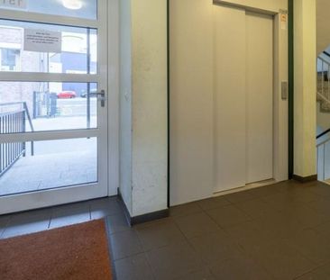 Moderne 3-Zimmer-Dachgeschosswohnung mit Balkon & Aufzug – Erstbe - Photo 2