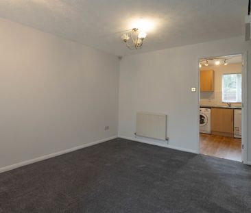 2 bedroom mid terrace to let - Photo 4