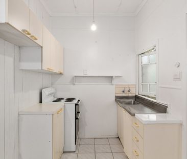 Charming Leafy Cottage in Prime Taringa Location - Photo 1