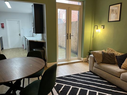 6 bedroom terraced house to rent - Photo 1