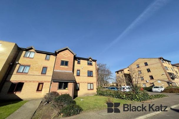 Contemporary ground floor apartment with beautiful communal gardens - Photo 1