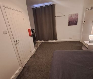 6 Bed Semi-Detached House, Handsworth Road, S9 - Photo 3