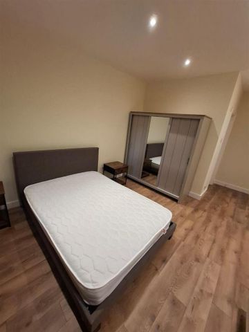 3 bedroom flat to rent - Photo 4