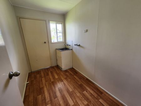 Break Lease 3-Bedroom Rental Home in Dysart 4745 QLD - Photo 5