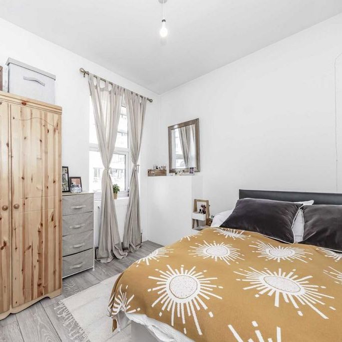 4 bedroom flat to rent - Photo 1