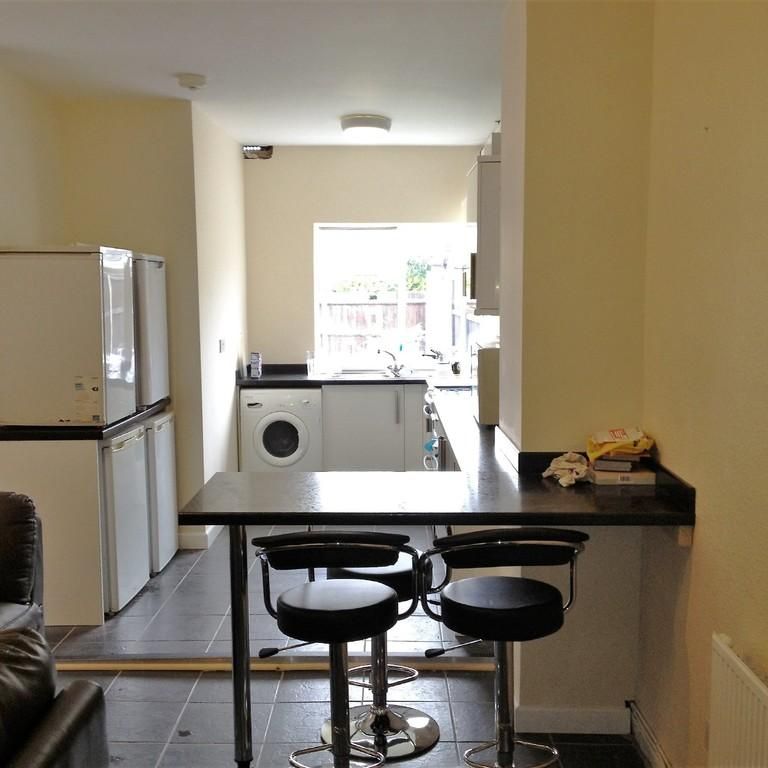 1 bedroom in a house share to rent - Photo 1