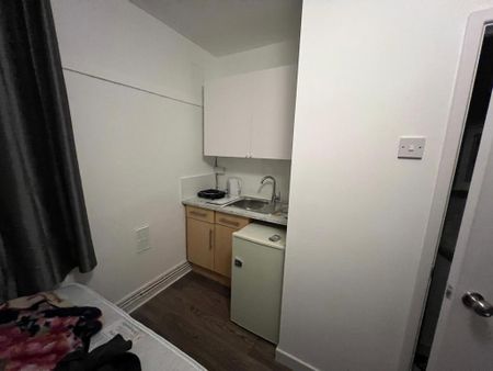 Studio to rent - Photo 2