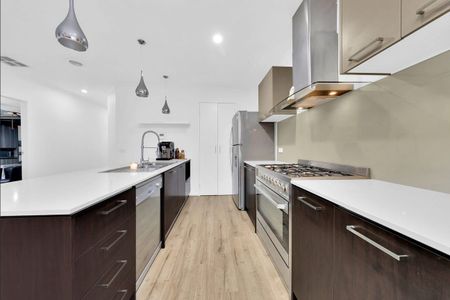 Stunning Family Home - Photo 2