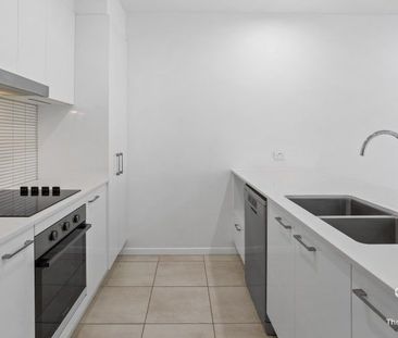 Modern 3-Bedroom Home Opposite Ridge View Park - Photo 3