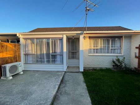 Spacious 2 Bedroom Unit Central to Upper Hutt - Photo 3