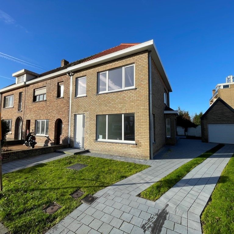 Gerenoveerde half-open woning met tuin en garage - Photo 1