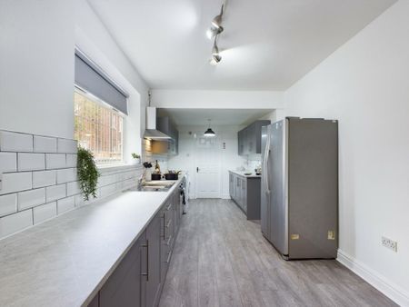 126 bedroom house share to rent - Photo 3