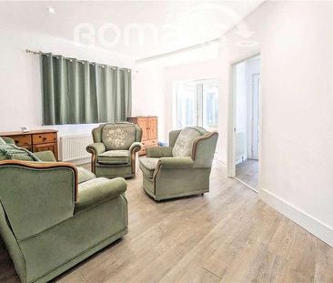 St. Johns Road, Farnborough, GU14 - Photo 3