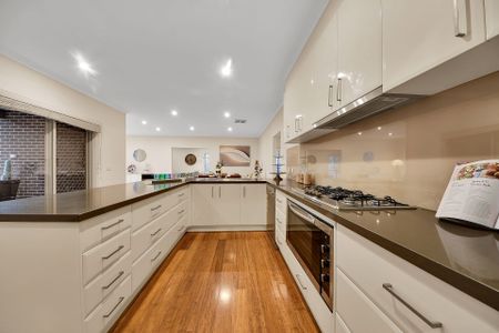 6 Eltham Parade, Manor Lakes. - Photo 3