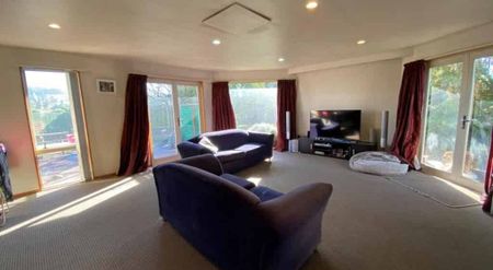 Family Living - Photo 4