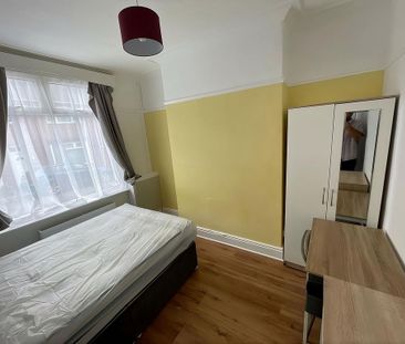 4 bedroom terraced house to rent - Photo 2