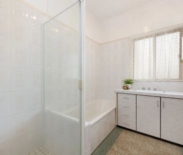 Charming Low-Maintenance Home in Quiet Holland Park West Street - Photo 5