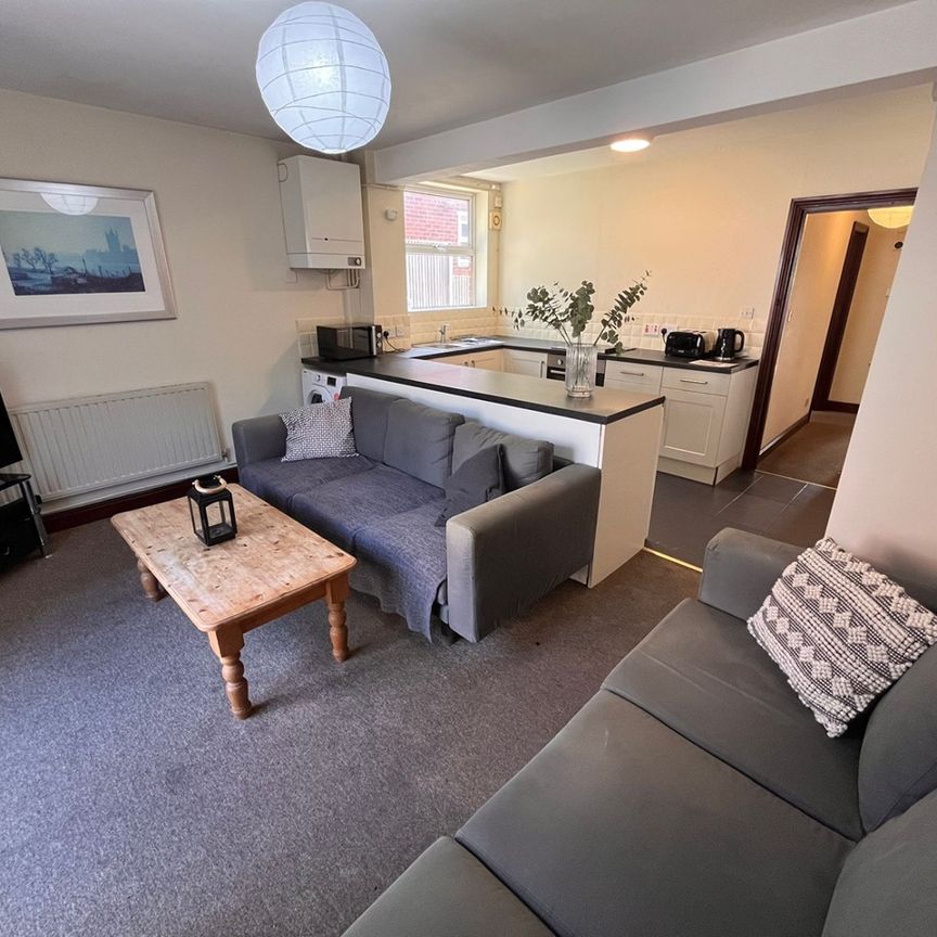 6 Bed Semi-Detached House, Wilton Avenue, SO15 - Photo 1