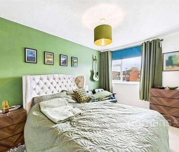 Pinewood Park, Farnborough, Hampshire, GU14 - Photo 3