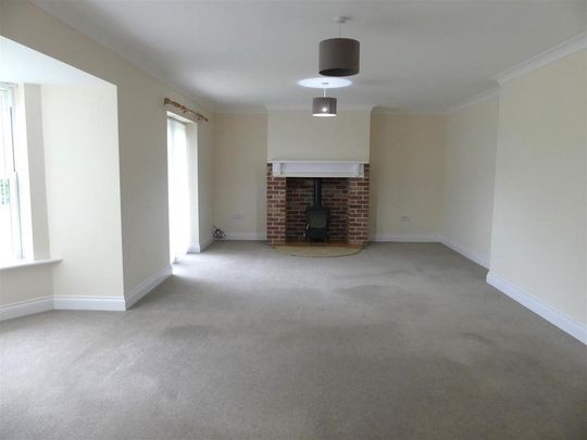 3 bedroom detached bungalow to rent - Photo 1