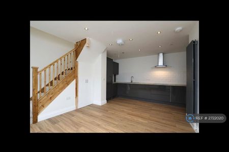 2 bedroom semi-detached house to rent - Photo 4