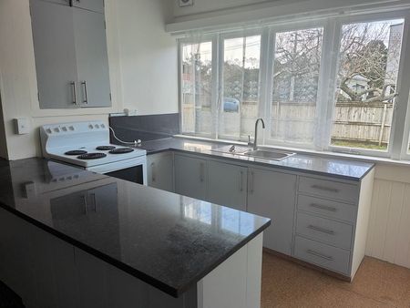Sunny 2-Bedroom Unit in Central Epsom – DGZ - Photo 5