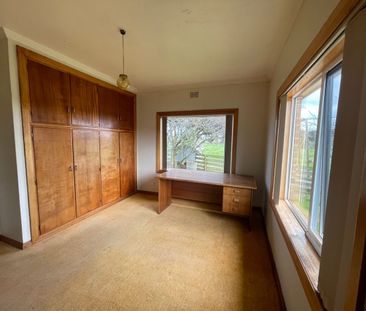 LARGE 3 BEDROOM HOME ON TABLE CAPE - STUNNING VIEWS WITH RELAXED RU... - Photo 5