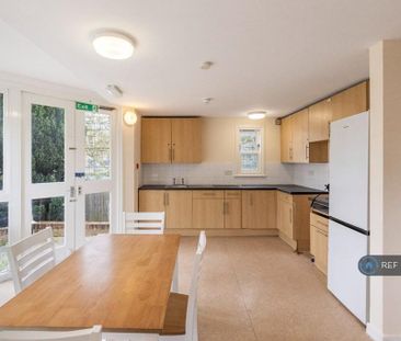 1 bedroom in a house share to rent - Photo 6