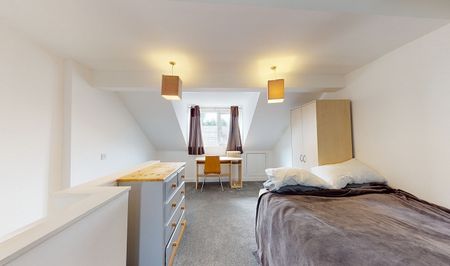 4-Bed Property with Double Bedrooms, Master Bathroom & Ensuite - Photo 3