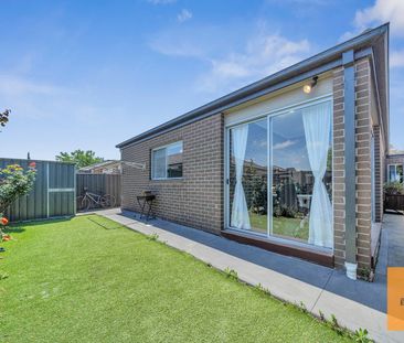 Modern Family Comfort in a Prime Location of Tarneit! - Photo 2