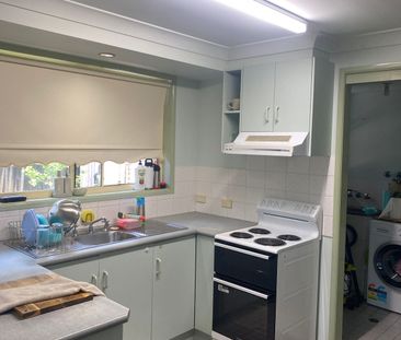 LARGE TOWNHOUSE - Photo 3