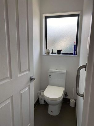 Modern 3 bedroom home in fantastic location - Photo 1