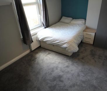 4 Bed - flat 4, 35 Richmond Road, Headingley, Leeds - LS6 1BX - Student - Photo 1