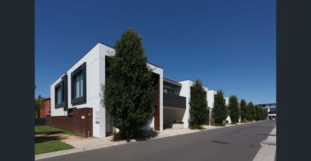 Modern 3-bedroom 2 Townhouse with large balcony within walking distance to Monash University and close to Clayton Station located in a quite complex - Photo 2