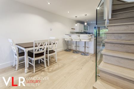 Townhouse in West Vancouver, BC - Photo 4