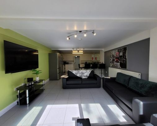 8 Bedrooms, 45 Lower Ford Street – Student Accommodation Coventry - Photo 1