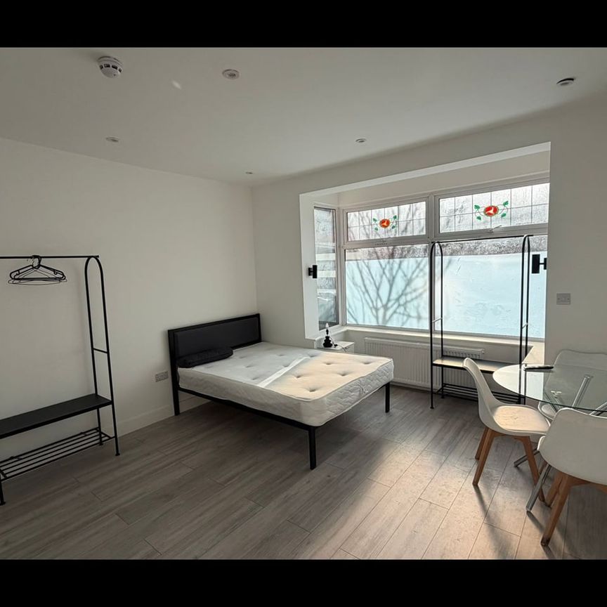 Studio Flat, Hill House Road, SW16 - Photo 1