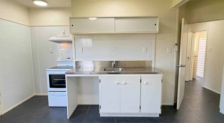 Spacious 4 Bedroom - Walk to Hospital! - Photo 3