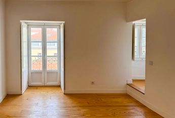Spacious two-bedroom apartment to rent with outdoor area in Rua do Benformoso, Lisbon