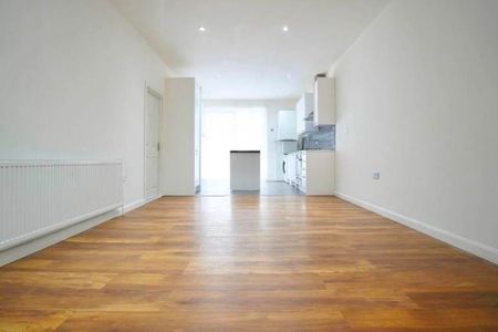 3 Bed Detached House, Hayes Crescent, NW11 - Photo 2