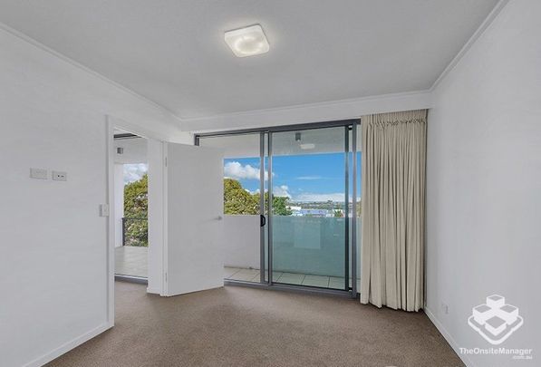 Break Lease Oppotunity - only $670/week for Spacious 2 Bedroom Apartments with 2 Carspace - Photo 1