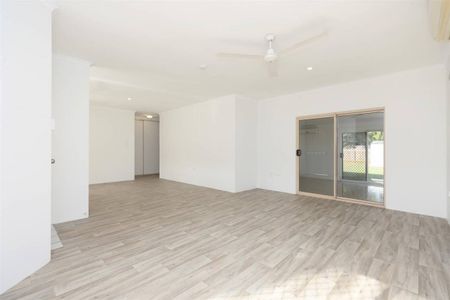 3 Bedroom Air Conditioned Home - Fully Fenced - Photo 2