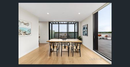 Penthouse prestige with panoramic vistas - Photo 4