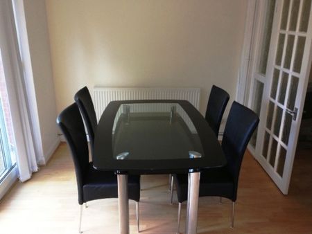 FOUR BEDROOM-2 BATHROOMS-NEWLY REFURBISHED-5 MINS FROM BCU-£80 P/W... - Photo 2